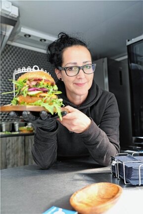 Street Food Markt: Jugendparlament sorgt nicht nur für leckere Häppchen - Claudia Geist, Inhaberin der Street-Food-Factory, präsentiert einen ihrer Burger.