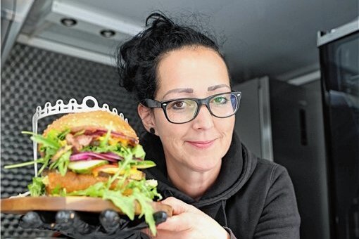 Claudia Geist, Inhaberin der Street-Food-Factory, präsentiert einen ihrer Burger.
