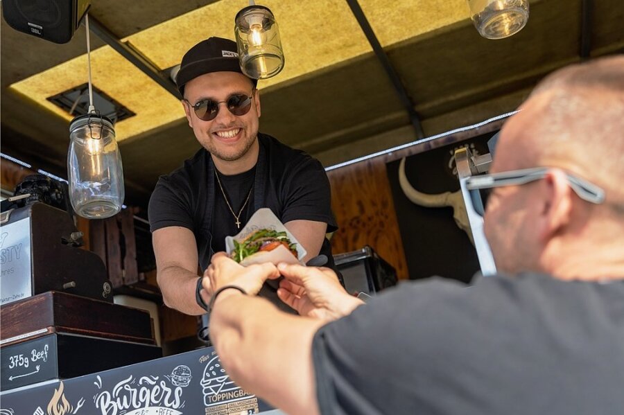 Streetfood-Festival-Auftakt in Reichenbach macht Appetit auf mehr - American Food aus American Trucks. Maksim Lisitsyn von Jack's Tasty hat Burger in allen Geschmacksrichtungen im Angebot. Wer auf Varianten mit Bison- oder Krokodilfleisch steht, kriegt die gleich nebenan.