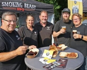 Streetfood-Festival hat begonnen - Veranstalter Alexander Kopke (rechts) hat wieder internationale Speisen sowie Getränke der besonderen Art nach Zwickau gebracht. 