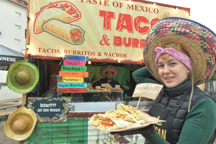 Streetfood-Festival in Freiberg: Diese Snacks sollten Sie unbedingt kosten - Ivanna verkauft mexikanischen Spezialitäten und veganen Käse, Tomaten und Salat beim Streetfood-Festival in Freiberg.