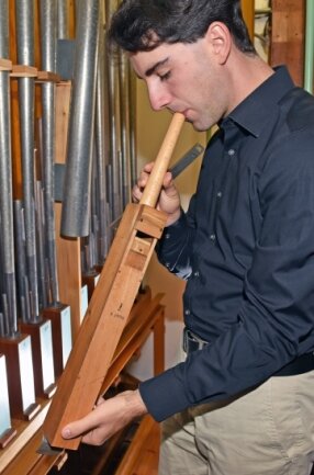 Streichertöne vereinigen sich mit dem Klang der "Königin" - Im Orgelprospekt checkt Kaufmann die Spielbereitschaft der Pfeifen.