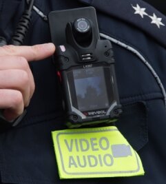 Streife mit elektronischen Augen: Sachsens Polizei testet Bodycams - Kleine Kamera: Dieses Modell der Bodycam verfügt auch über einen Monitor.