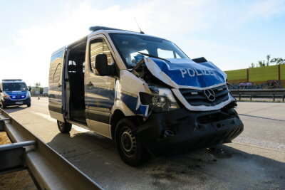 Streifenwagen kollidieren auf A72 bei Hartenstein - Fünf Polizisten verletzt - Zwei Polizeifahrzeuge sind am Dienstagabend auf der A72 zwischen den Anschlussstellen Zwickau Ost und Hartenstein zusammengestoßen. 