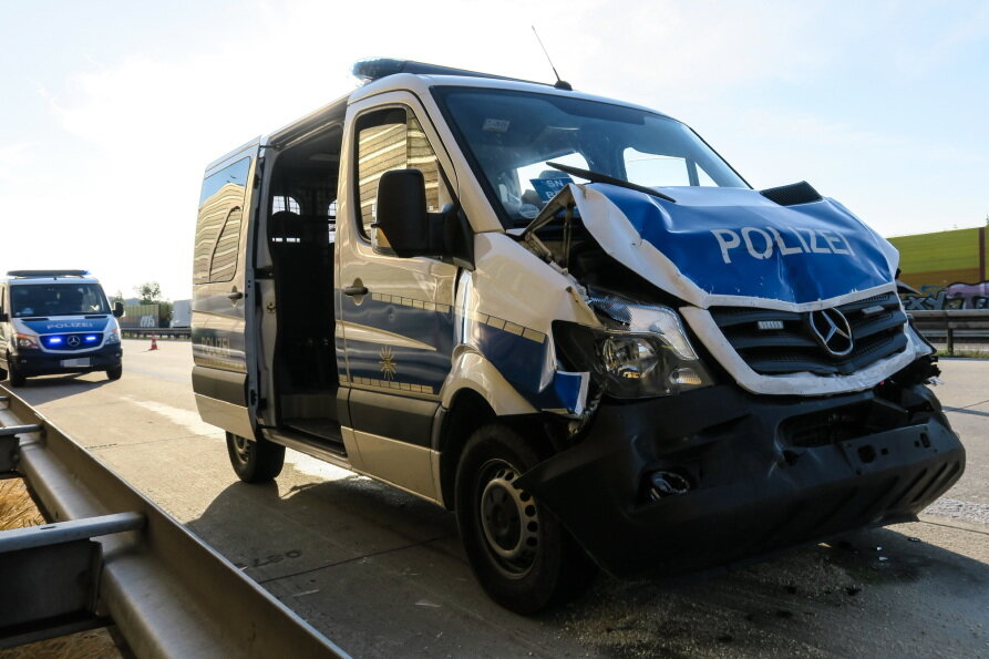 Zwei Polizeifahrzeuge sind am Dienstagabend auf der A72 zwischen den Anschlussstellen Zwickau Ost und Hartenstein zusammengestoßen. 