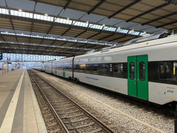 Streik: Ab Nachmittag sollen Züge am Chemnitzer Hauptbahnhof wieder fahren - Zahlreiche MRB-Züge standen während des Streiks im Chemnitzer Hauptbahnhof.