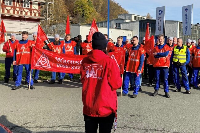 Streik: Auerhammer-Metallwerker protestieren vor Werktoren in Aue - 70 Mitarbeiter des Auerhammer Metallwerks haben am Freitag mit ihrem Streik andere Kollegen der Branche bei ihren Forderungen nach mehr Geld unterstützt. 