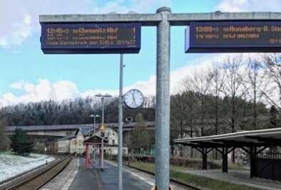 Streik behindert am Vormittag Bahnverkehr in der Region - In Zschopau wiesen die Anzeigetafeln auf den Streik hin. 