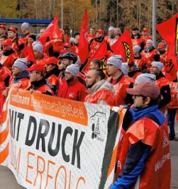 Streik bei Handtmann - Kurz vor den nächsten Tarifverhandlungen sind Dutzende Beschäftigte der Leichtmetallgießerei Handtmann am Donnerstag in einen Warnstreik getreten.