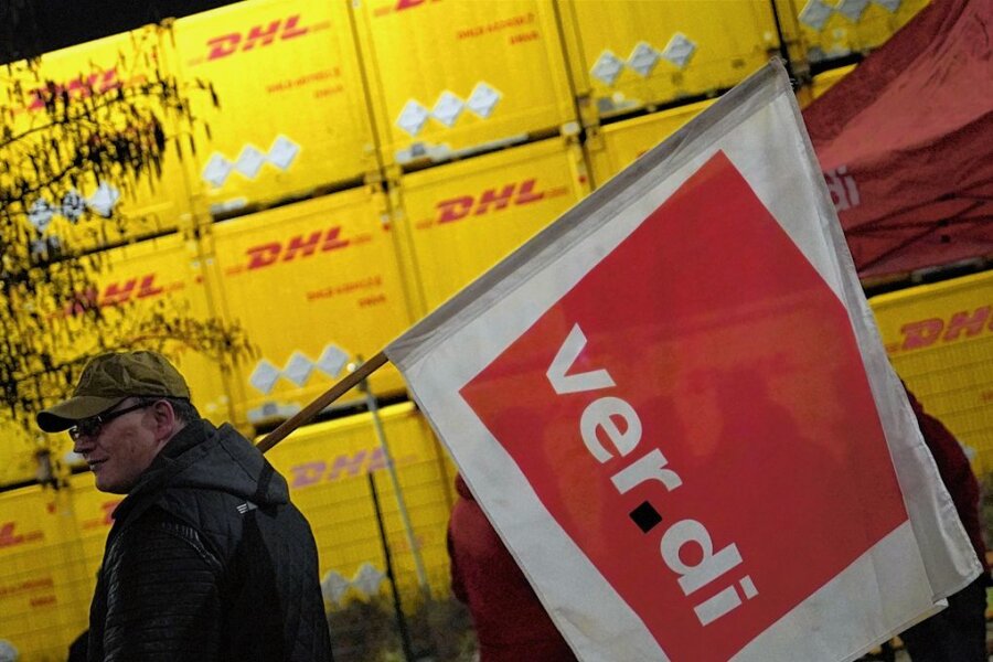 Streik bei Post und DHL: Diese Standorte in Sachsen sind betroffen - Verdi hat die Beschäftigten der Post bundesweit zu einem Streik aufgerufen. Auch in Sachsen ist an mehreren Standorten in der Nacht zu Freitag die Arbeit niedergelegt worden. 