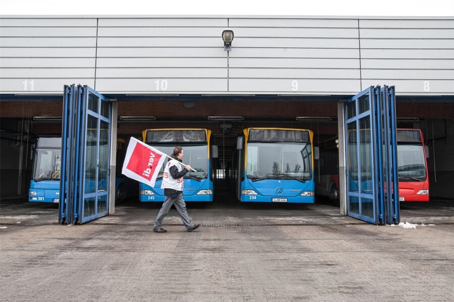 Streik bei Regiobus: In Mittelsachsen dreht sich am Freitag kein Rad - Nach dem Streikaufruf von Verdi werden auch die Busse von Regiobus am Freitag in den Hallen stehen bleiben.