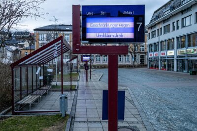 Streik beim Busverkehr im Erzgebirge hat begonnen: Gähnende Leere auf Auer Postplatz - Mit Einschränkungen im öffentlichen Nahverkehr ist im Erzgebirge noch bis Donnerstag zu rechnen.