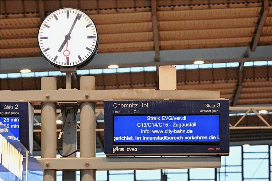 Streik: Das sollten Bahnreisende in Freiberg und Hainichen jetzt wissen - So wie am Hauptbahnhof Chemnitz im März geschehen, sollen am Freitag mehrere Zug-Verbindungen der City-Bahn nicht bedient werden. Grund ist ein angekündigter Warnstreik bei der Bahn. 
