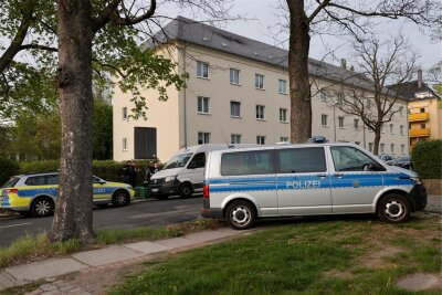 Streik eskaliert in Altchemnitz: 21-Jähriger muss mit Verletzungen ins Krankenhaus - In einer Wohnung an der Uhlestraße ist am Samstagabend ein Streit eskaliert.
