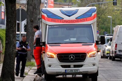 Streik eskaliert in Altchemnitz: 21-Jähriger muss mit Verletzungen ins Krankenhaus - Das 21-jährige Opfer musste ins Krankenhaus gefahren werden.