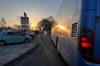 Streik im Busverkehr: Warum das ganz große Chaos vor den Schulen in Mittelsachsen ausblieb - Streiktag im Nahverkehr am 29. Februar: Verkehr am Cottagymnasium Brand-Erbisdorf.