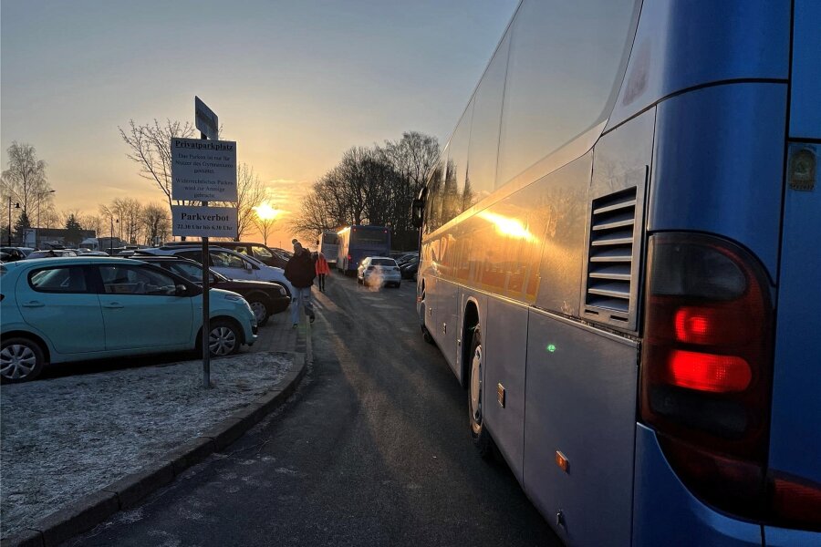 Streik im Busverkehr: Warum das ganz große Chaos vor den Schulen in Mittelsachsen ausblieb - Streiktag im Nahverkehr am 29. Februar: Verkehr am Cottagymnasium Brand-Erbisdorf.