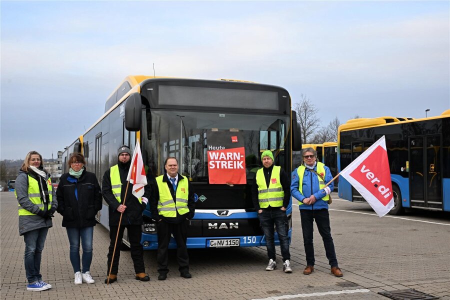 Streik im Chemnitzer Nahverkehr: Welche Busse und Bahnen trotzdem fahren - Warnstreik Anfang Februar im Busdepot an der Werner-Seelenbinder-Straße. Für Ende dieser Woche sind erneut Arbeitsniederlegungen angekündigt.