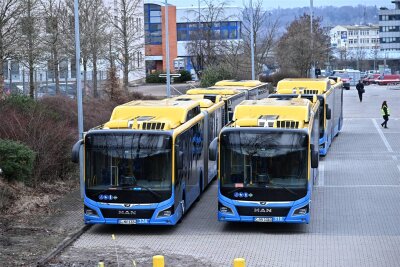 Streik im Chemnitzer Stadtverkehr: Welche Linien trotzdem fahren - Die Busse der CVAG stehen heute still.
