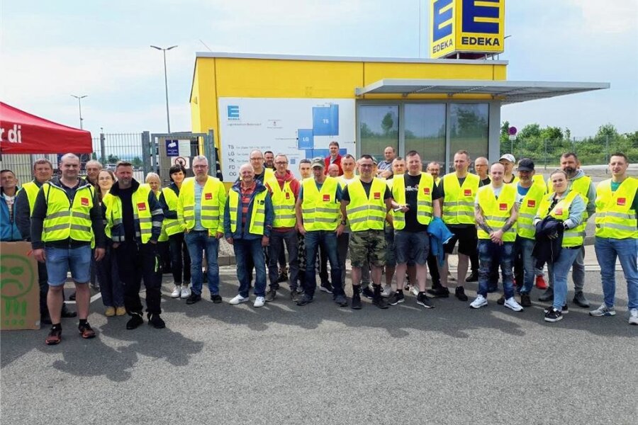 Streik im Edeka-Großhandelslager Berbersdorf: Nächste Verhandlungsrunde ist am 19. Juli - Wie schon im Juni so legen die Mitarbeiter des Edeka-Großhandelslagers Berbersdorf die Arbeit nieder.