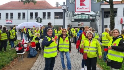 Streik im Einzelhandel erreicht Freiberg - 75 Beschäftigte verschiedener Einzelhandelsfirmen haben sich am Freitagvormittag zu einer Kundgebung vor dem Kaufland-Markt in Freiberg versammelt. 