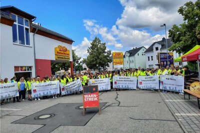 Streik im Handel wird in Hartmannsdorf fortgesetzt - Etwa 200 Beschäftigte des Einzelhandels haben am Mittwoch von 10 bis 14 Uhr vor der Netto-Filiale gestreikt, um auf Tarifforderungen der Gewerkschaft aufmerksam zu machen. Der Einkaufsmarkt ist regulär von 7 bis 20 Uhr geöffnet.