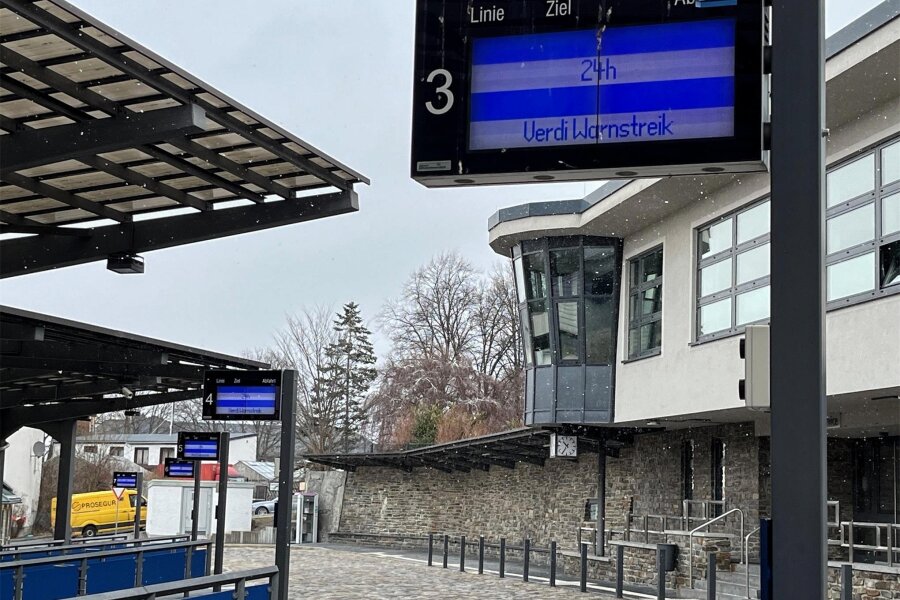 Streik legt Busverkehr lahm: Wie es im Erzgebirge weitergehen soll - Der Busbahnhof in Annaberg-Buchholz ist am Freitag wie leer gefegt. Die digitalen Infotafeln zeigen an, warum: 24 Stunden Verdi-Warnstreik.