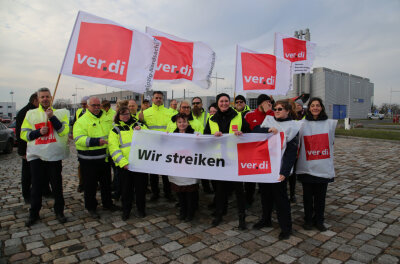 Die Teilnehmer am Warnstreik haben sich auf dem Parkplatz vor dem Terminal versammelt. Die Gewerkschaft Verdi hat zum Warnstreik auf dem Leipziger Flughafen aufgerufen.