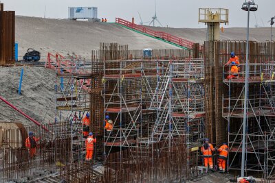 Streiks am Bau - Arbeitgeber lehnen Schlichterspruch ab - Blick auf die Bauarbeiten der Ostseetunnel-Baustelle in Puttgarden auf der Insel Fehm.