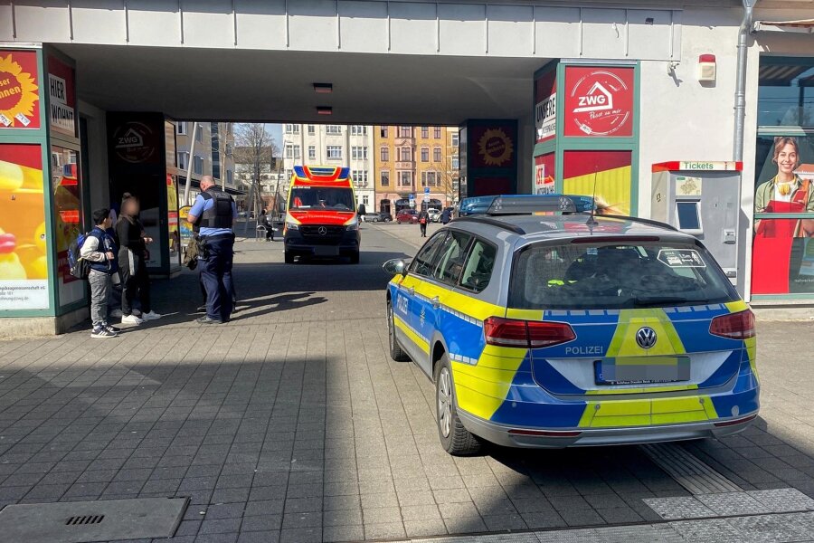 Streit auf dem Neumarkt in Zwickau: Unbekannter schlägt 17-Jährigem ins Gesicht - Infolge der Körperverletzung fuhren Polizei und Rettungsdienst am Neumarkt vor.