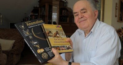 Streit entbrennt um Kulturgut - Professor Gottlieb Polzer mit seinen neusten Publikationen. Foto: Franko Martin