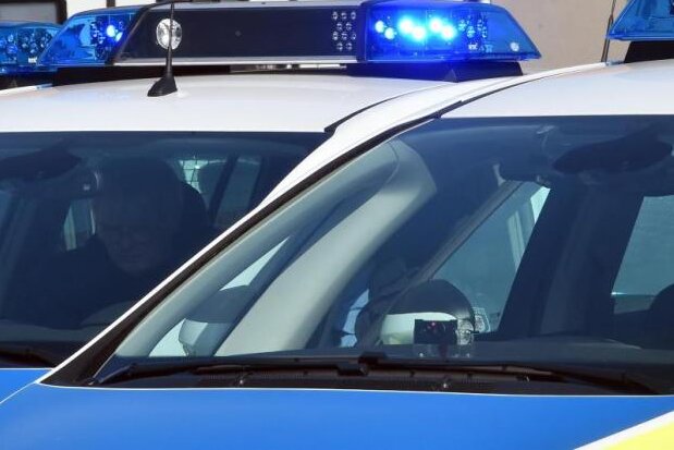 Streit in Plauen: Zwei Männer greifen Polizisten an - 