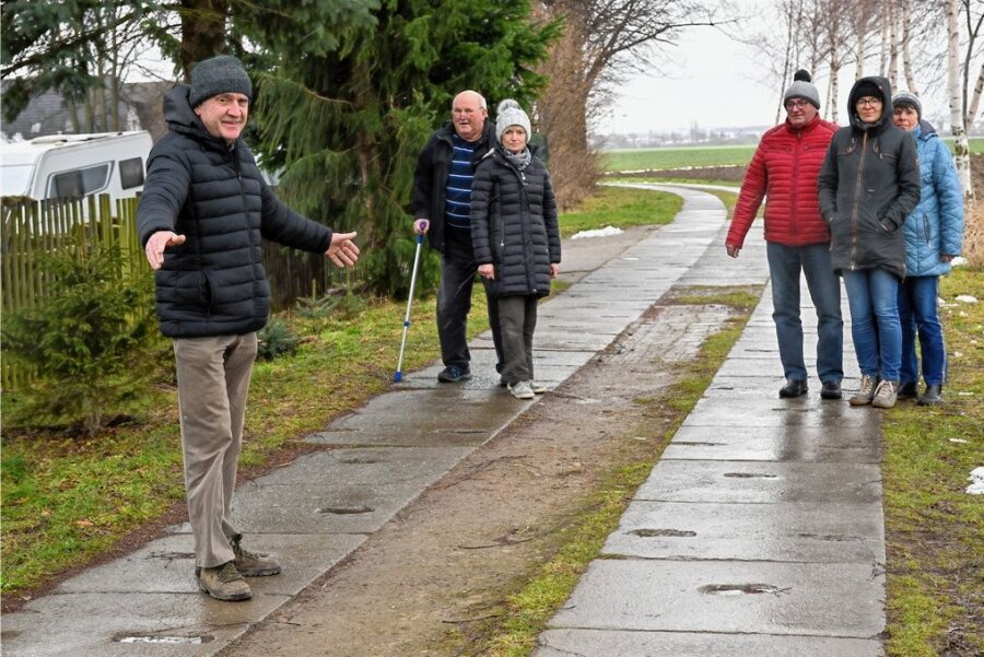 Streit mit Stadt: Burgstädter kämpfen für ihren Weg - Harald Müller (links) und seine Nachbarn kämpfen für ihren Plattenweg an der Göppersdorfer Straße. Er soll auch zukünftig ein Paradies für Wanderer und Radfahrer bleiben. 