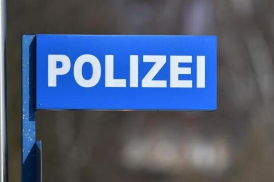Streit mündet in Angriff: Pkw-Insassen schlagen 21-Jährigen bei Halsbrücke - 