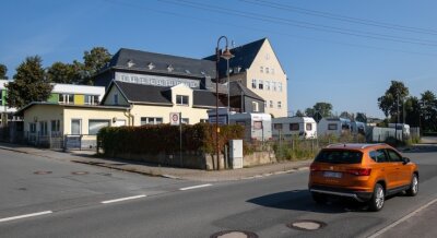 Streit über Plakatpläne von Werbefirma in Schulnähe - Auf diesem Grundstück an der Bundesstraße 173 will eine Werbefirma eine große Tafel aufstellen. 