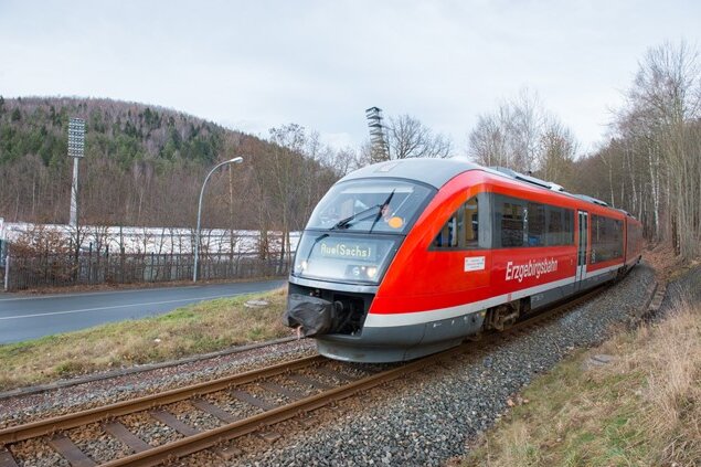 Streit um das Geld für den Nahverkehr - Ein Zug der Erzgebirgsbahn. Die Strecke von Chemnitz nach Aue hat der VMS nicht mehr ausgeschrieben. Weitere Streichungen drohen.