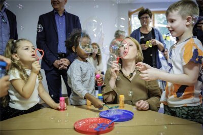 Streit um Kindergrundsicherung: Die Milliardenfrage - Lisa Paus (Bündnis 90/Die Grünen), Bundesfamilienministerin, beim Besuch einer Offenbacher Kita in dieser Woche. 