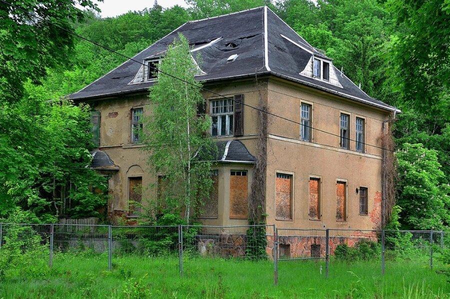 Baufällig und ruinös: So präsentiert sich derzeit die ehemalige Kommandantenvilla im einstigen KZ Sachsenburg. 