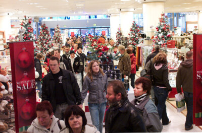 Streit um Ladenöffnung im Advent entbrannt - Ansturm im Kaufhof Chemnitz im Dezember 2008.