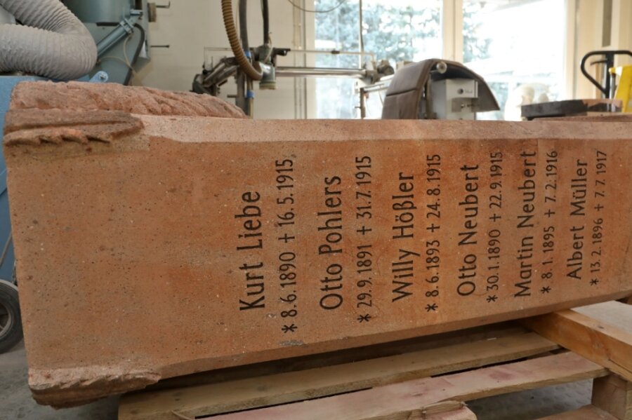 Der Gedenkstein liegt beim Steinmetzbetrieb Daniel Brumme in Meerane. Bevor die Arbeit weitergeht, muss eine Entscheidung her. Die strittige Inschrift, um die es geht, ist noch zu DDR-Zeiten abgemeißelt worden. 