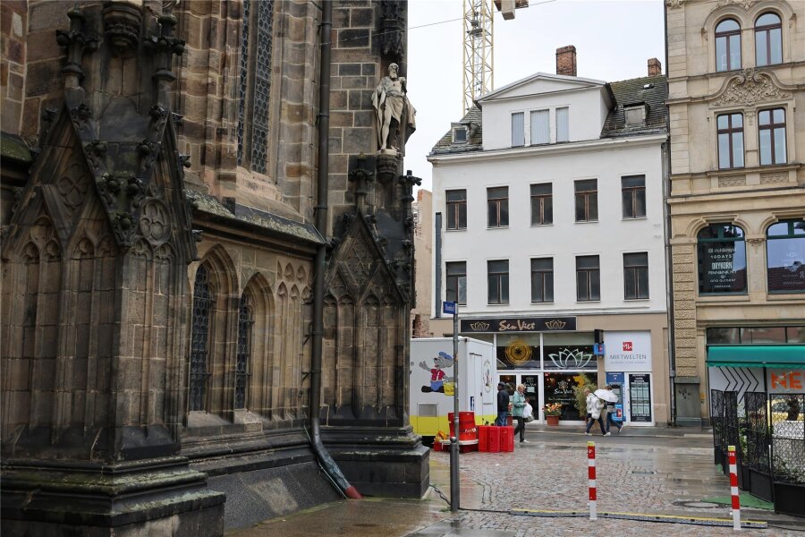 Streit um Loggien gegenüber vom Dom in Zwickau: Eigentümer nimmt Abstand von Gebäudesanierung - Das Gebäude Marienplatz 2 direkt gegenüber vom Dom wird nach einer Auseinandersetzung zwischen dem Eigentümer und der Denkmalschutzbehörde vorerst nicht saniert.