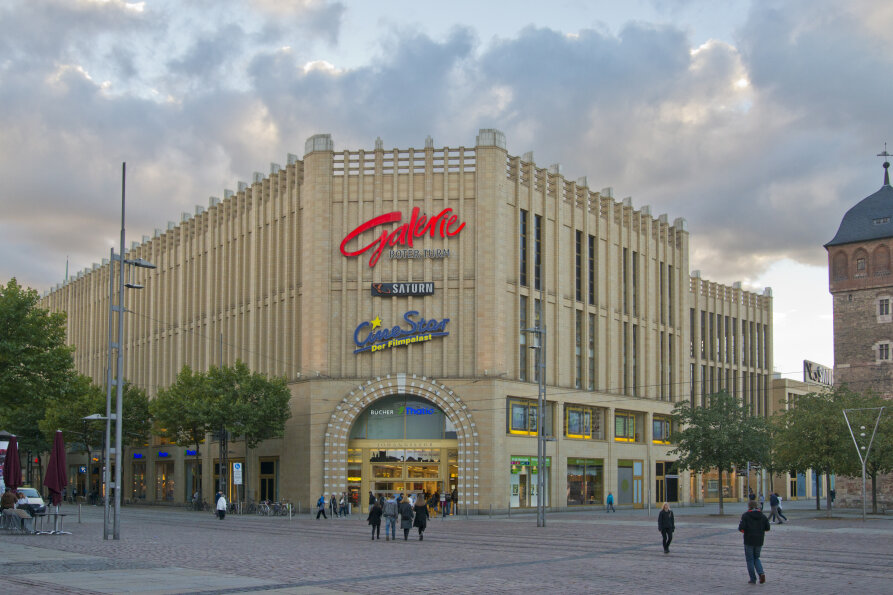 Streit um Öffnung: Buchhandlung bezeichnet Verordnung als "unklar formuliert" -  Im innerstädtischen Einkaufszentrum Galerie Roter Turm hatte das Ordnungsamt die "Thalia"-Buchhandlung geschlossen. 