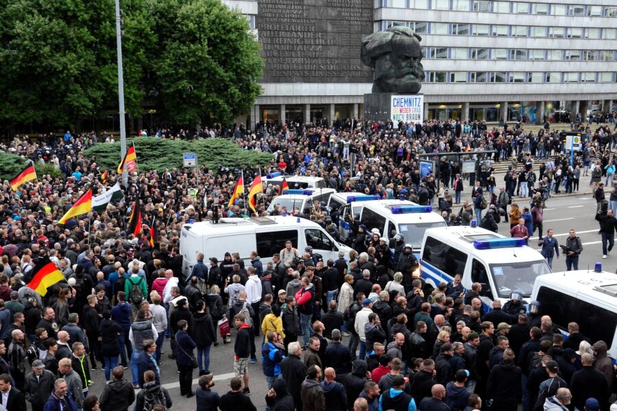 Streit um Polizeikessel in Chemnitz: Gericht lehnt Klage ab - Am 1. September 2018 gab es in Chemnitz mehrere Demonstrationen. Die Polizei hatte alle Hände voll zu tun.