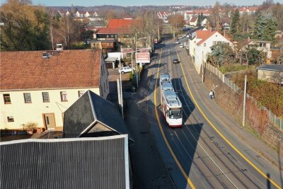 Streit um Radstreifen in Zwickau eskaliert: Stadträte wollen vor Gericht ziehen - Gelbe Fahrbahnmarkierungen sind links und rechts der Fahrbahn angebracht. Hätte der Stadtrat darüber mitentscheiden müssen? 