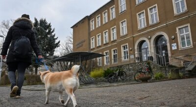 Streit um Sanierung der Oberschule Gablenz - Die Oberschule Gablenz müsse dringend trockengelegt werden, fordert eine Petition. Sie hatte nun zumindest teilweise Erfolg. 