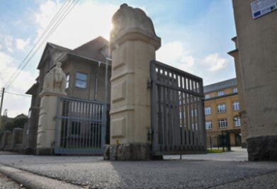 Streit um Stolpersteine in Lichtenau - Im Eingangsbereich der Lichtenauer Oberschule sollen acht Stolpersteine verlegt werden. 
