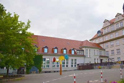 Streit um Turnhalle Elsterberg: Rat überstimmt Bürgermeister und lehnt Neubau ab - Der geplante Standort für den Turnhallenneubau befindet sich auf dem Schulhof der Trias-Mittelschule Elsterberg. 