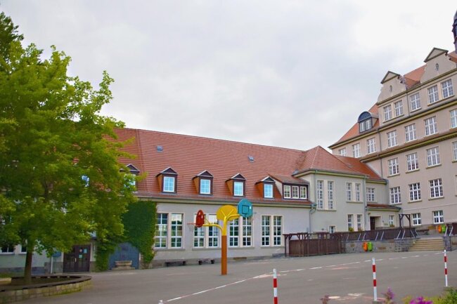 Der geplante Standort für den Turnhallenneubau befindet sich auf dem Schulhof der Trias-Mittelschule Elsterberg. 