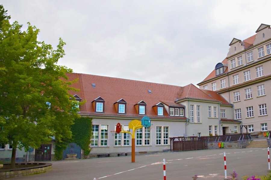 Streit um Turnhalle Elsterberg: Rat überstimmt Bürgermeister und lehnt Neubau ab - Der geplante Standort für den Turnhallenneubau befindet sich auf dem Schulhof der Trias-Mittelschule Elsterberg. 
