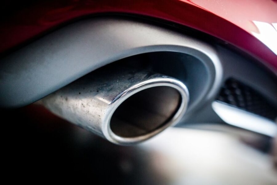 Streit um Verbrenner-Verbot droht EU-Gipfel zu überschatten - Der Auspuff eines Autos mit Dieselmotor.